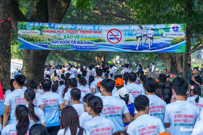 Từ đường chạy tại Công viên Thống Nhất, thông điệp “Không khói thuốc - Không gian sống lành mạnhTương lai khỏe mạnh” được lan tỏa tới mỗi gia đình và cộng đồng.
