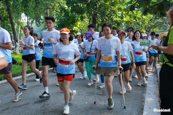 Đông đảo người dân có mặt tại Công viên Thống Nhất tham gia hành trình chạy bộ mang ý nghĩa cộng đồng.