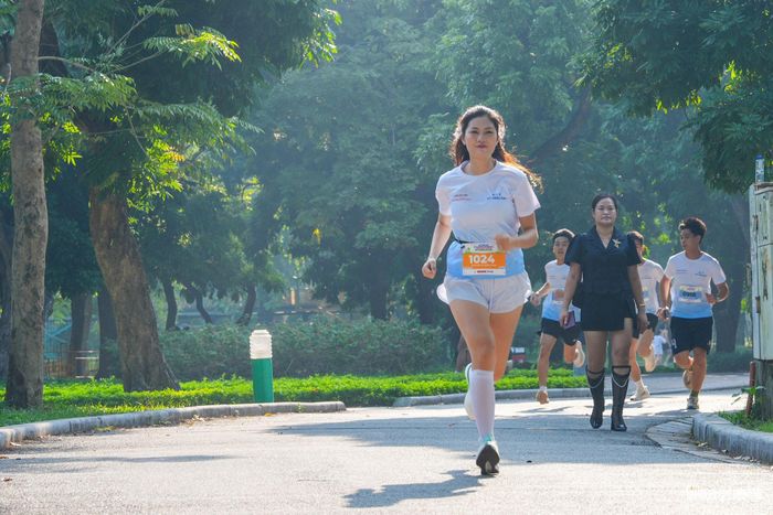 Hoa khôi Phụ nữ Việt Nam qua ảnh - Miss Photo Vũ Hương Giang tham gia giải chạy.