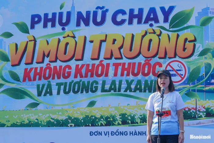Thượng tá, Thạc sĩ Lê Thị Thu Thủy (đoàn vận động viên Học viện Cảnh sát Nhân dân) đại diện các vận động viên lên tuyên thệ.