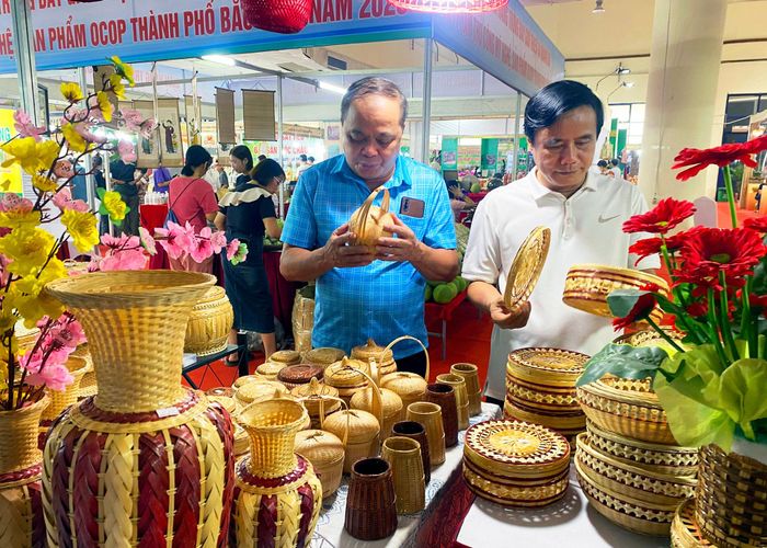 Khu vực trưng bày các sản phẩm OCOP thu hút đông đảo người dân đến tham quan, tìm hiểu và mua sắm.