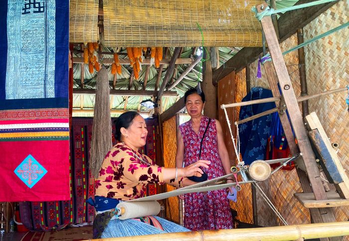 Các mô hình phát triển làng nghề gắn với du lịch được giới thiệu tại hội chợ, góp phần quảng bá giá trị văn hóa truyền thống, tiềm năng du lịch địa phương.