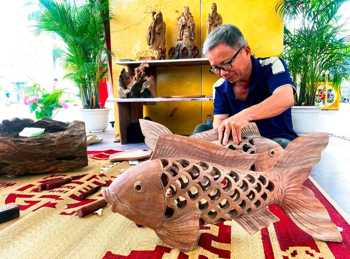 Nghệ nhân nhân dân Huỳnh Sướng (thành phố Đà Nẵng) trực tiếp thực hành thiết kế sản phẩm thủ công mỹ nghệ tại hội chợ, mang đến cho khách tham quan cơ hội tìm hiểu kỹ thuật và sự sáng tạo trong nghề thủ công truyền thống.