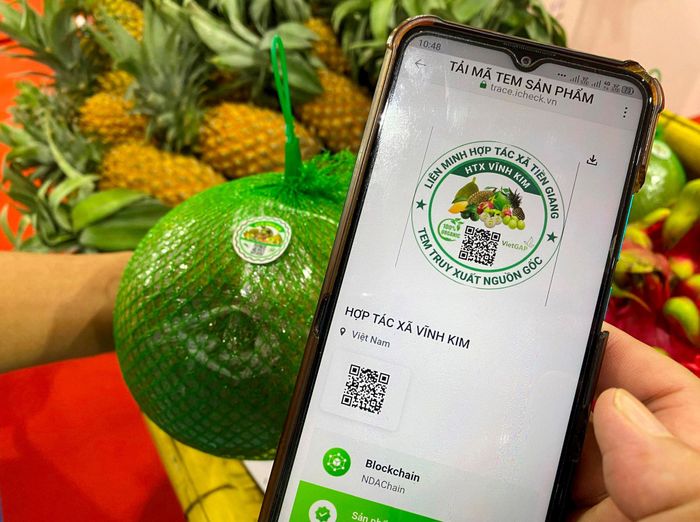 Người dân quét mã QR để tra cứu thông tin và truy xuất nguồn gốc sản phẩm.