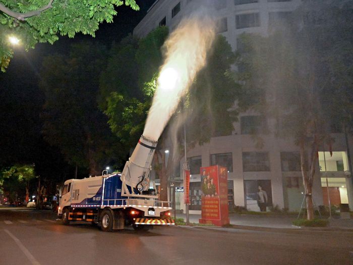 URENCO triển khai xe phun sương dập bụi được tổ chức hoạt động tại nhiều tuyến phố thuộc khu vực trung tâm. Ảnh: Thanh Hồng