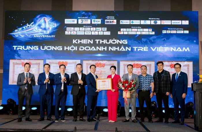 Câu lạc bộ CEO 1983 được nhận khen thưởng của Trung ương Hội Doanh nhân trẻ Việt Nam. Ảnh: Tùng Nguyễn.