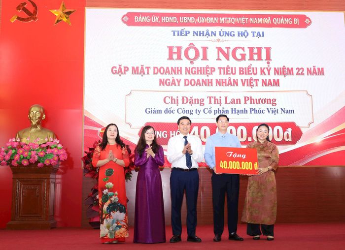 Lãnh đạo xã Quảng Bị tiếp nhận kinh phí các doanh nghiệp ủng hộ để triển khai các chương trình an sinh trên địa bàn. Ảnh: Kim Nhuệ