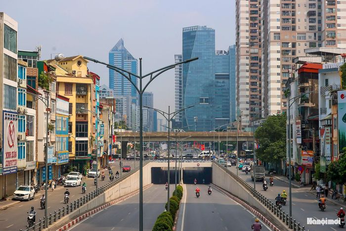 Bên cạnh ba trụ đường sắt trên cao trên đường Nguyễn Trãi và cầu vượt Lê Văn Lương - Láng Hạ, đợt thí điểm còn triển khai tại hầm chui Lê Văn Lương - Tố Hữu. Tại đây, các chậu cây dự kiến được bố trí thành cụm dọc mép trên thành hầm, phía dưới lan can, trên chiều dài khoảng 300m.