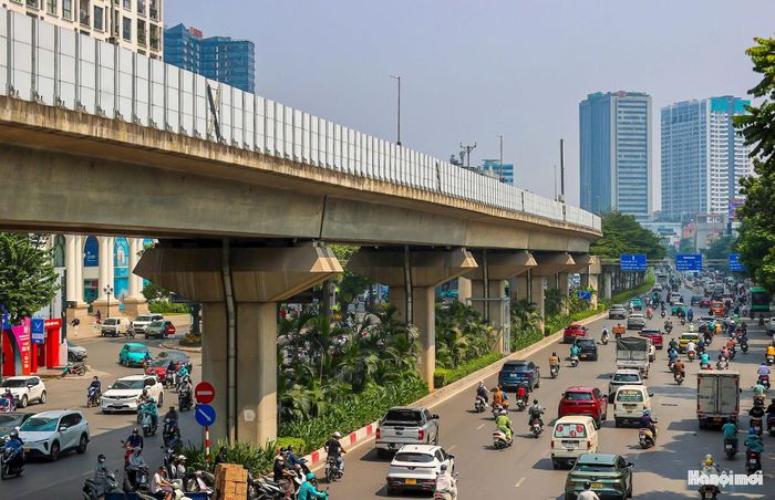 Những trụ đường sắt trên cao trên đường Nguyễn Trãi, đoạn đối diện khu đô thị Royal City, đang được công nhân khẩn trương bổ sung cây xanh.