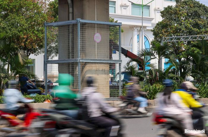 Trong phương án này là hệ giàn thép được thiết kế ôm quanh thân trụ nhưng không khoan, đục vào kết cấu bê tông. Khoảng cách giữa giàn thép và bề mặt trụ được tính toán để cây có điều kiện sinh trưởng, đồng thời thuận tiện cho việc kiểm tra, theo dõi hiện trạng công trình. Cách làm này hướng tới mục tiêu tăng diện tích cây xanh mà không ảnh hưởng đến kết cấu hạ tầng đường sắt.