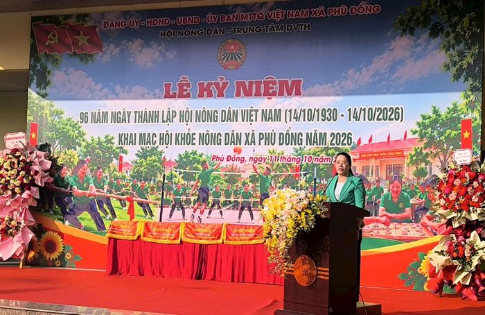 Phó Chủ tịch Uỷ ban MTTQ Việt Nam thành phố, Chủ tịch Hội Nông dân thành phố Hà Nội Phạm Hải Hoa phát biểu tại buổi lễ. Ảnh: PV
