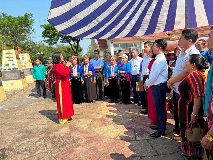 Các đại biểu, du khách và đồng bào dân tộc nghe giới thiệu về trưng bày. Ảnh: HL