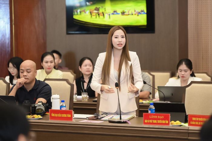 Tổng đạo diễn Lê Hải Yến chia sẻ về chương trình nghệ thuật khai mạc tại họp báo về Lễ hội do Tỉnh Lào Cai tổ chức. Ảnh: Ban tổ chức