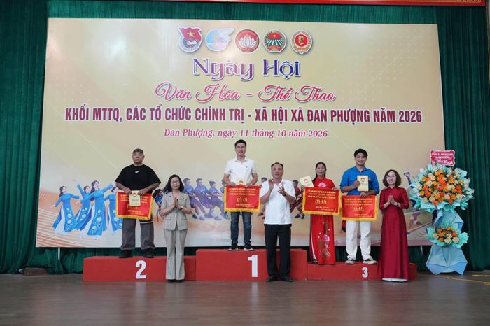 Trao giải nội dung kéo co. Ảnh: Nga Nguyễn