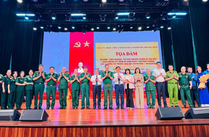 Lãnh đạo phường Khương Đình và các đại biểu tại tọa đàm. Ảnh: Hồng Thái
