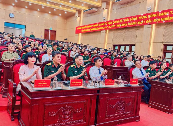 Các đại biểu tham dự tọa đàm. Ảnh: Hồng Thái