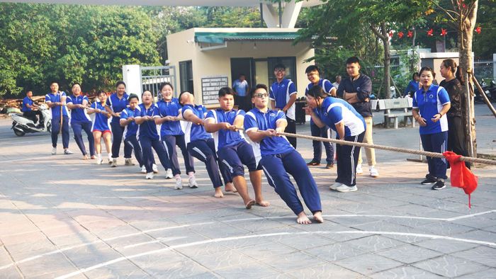 Đoàn viên thanh niên khối THPT tranh tài bộ môn kéo co. Ảnh: B.Duy
