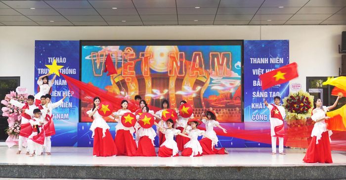 Tiết mục văn nghệ tại chương trình. Ảnh: B.Duy