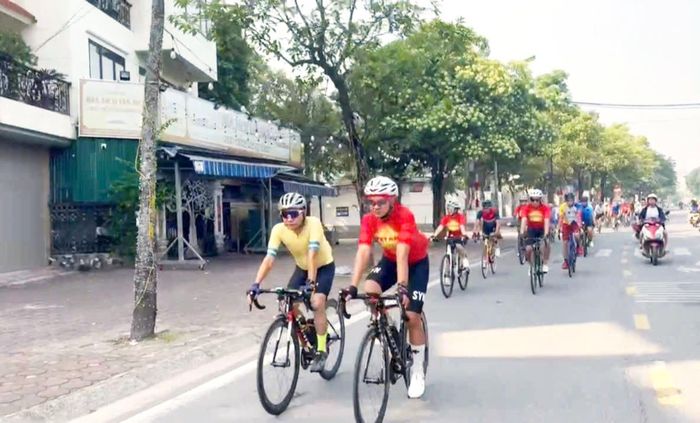 Đội hình xe đạp tuyên truyền bảo vệ môi trường trên các tuyến phố. Ảnh: B.Duy