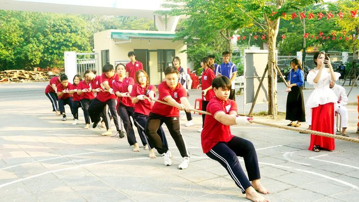 Đoàn viên thanh niên khối THPT tranh tài bộ môn kéo co. Ảnh: B.Duy