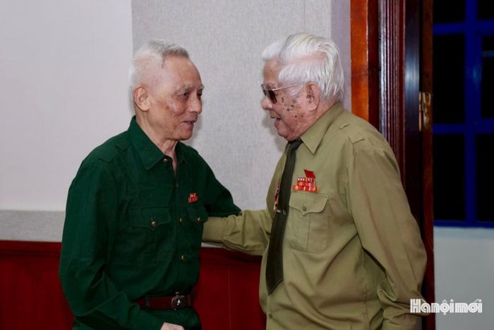 Trung tá Phùng Đệ gặp mặt người đồng đội thân thiết cùng là cựu chiến binh, cựu liên lạc viên Trung đoàn Thủ đô năm xưa. Ảnh: Phạm Mạnh