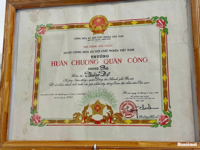 Các danh hiệu cao quý, ghi nhận những cống hiến bền bỉ của NSƯT Phùng Đệ. Ảnh: Nguyệt Ánh
