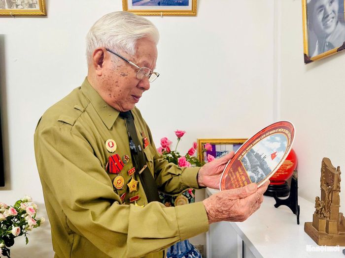 Nâng niu từng kỷ vật, trọn vẹn tình yêu và niềm tự hào của người cựu binh Hà Nội. Ảnh: Nguyệt Ánh