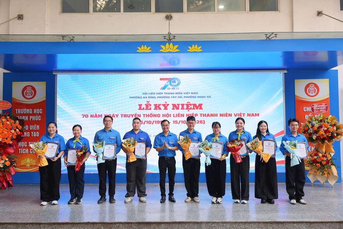 Các gương “Thanh niên sống đẹp” năm 2026 được tuyên dương tại sự kiện. Ảnh: PV
