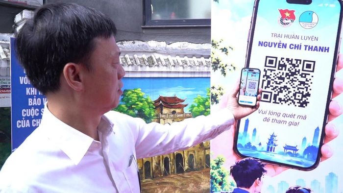 Các đại biểu quét mã QR để theo dõi nội dung, thông tin cuộc thi trong khuôn khổ Trại huấn luyện Nguyễn Chí Thanh không tập trung năm 2026. Ảnh: PV