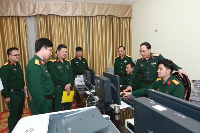 Thiếu tướng Trần Minh Toản, Phó Tư lệnh Bộ Tư lệnh Thủ đô Hà Nội kiểm tra công tác số hóa hồ sơ chính sách của Cục Chính trị Bộ Tư lệnh Thủ đô Hà Nội.