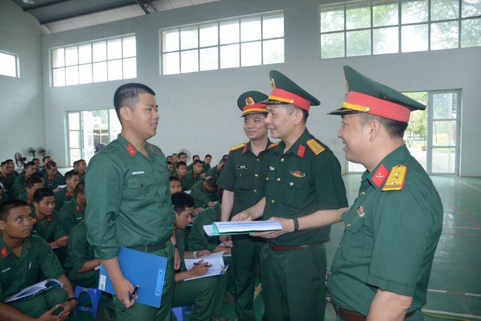 Đại tá Nguyễn Văn Hữu, Chủ nhiệm Chính trị Bộ Tư lệnh Thủ đô Hà Nội kiểm tra nhận thức của chiến sĩ mới Trung đoàn 692, Sư đoàn Bộ binh 301.