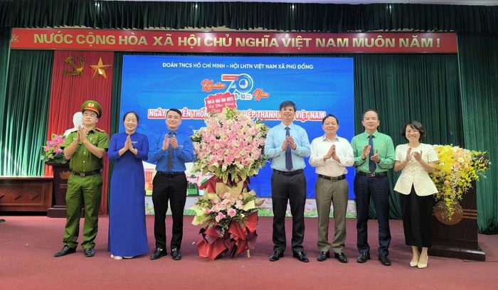 Chủ tịch UB MTTQ Việt Nam xã Phù Đổng Nguyễn Đức Thể và các đại biểu tặng hoa chúc mừng tổ chức Hội. Ảnh: Thanh Thanh