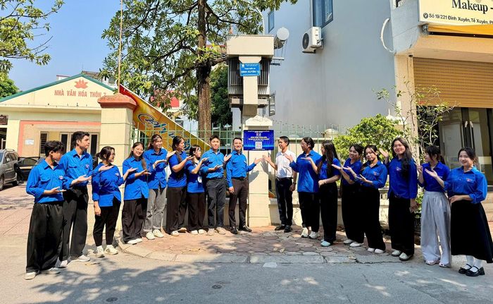 Tuổi trẻ xã Phù Đổng khánh thành công trình thanh niên "Số hóa địa chỉ nhà" tại thôn Tế Xuyên. Ảnh PV