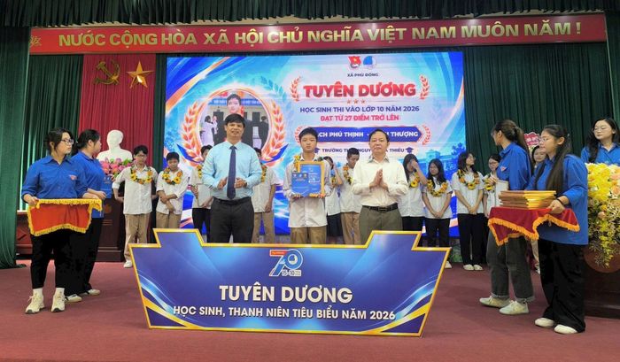 Dịp này, tuổi trẻ xã Phù Đổng tuyên dương học sinh có thành tích xuất sắc. Ảnh PV