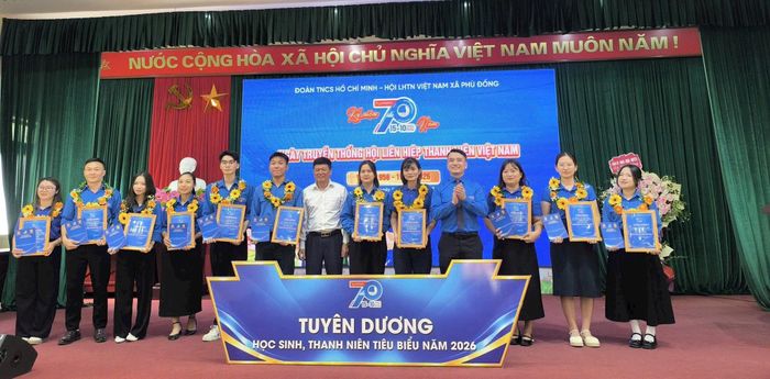 Các đại biểu chức mừng và tuyên dương thanh niên tiêu biểu năm 2026. Ảnh PV