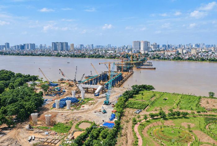 Thi công cầu Trần Hưng Đạo. Ảnh: Quang Thái