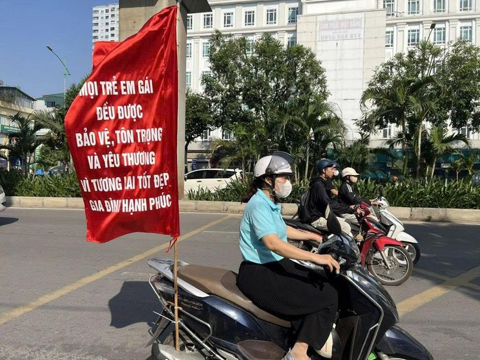 Truyền thông lan tỏa thông điệp: Mọi trẻ em gái đều được bảo vệ, tôn trọng và yêu thương, vì tương lai tốt đẹp, gia đình hạnh phúc. Ảnh: Sở Y tế.