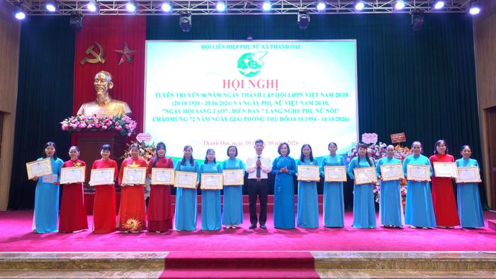 Hội LHPN xã Thanh Oai tuyên dương cán bộ, hội viên tiêu biểu năm 2026. Ảnh: PV