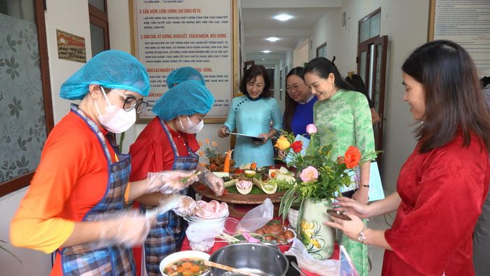 Các đội thi tham gia hội thi nấu ăn. Ảnh: PV