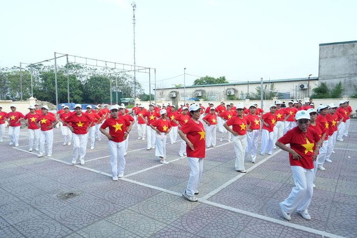 Người cao tuổi thôn Yên Mỹ trong màn đồng diễn "Khỏe vì nước". Ảnh: Vân Thư