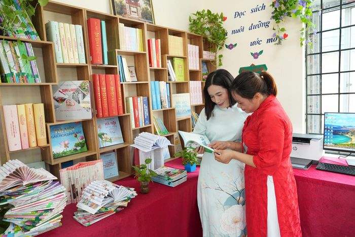 Không gian Tủ sách cộng đồng tại Nhà văn hóa thôn Yên Mỹ. Ảnh: Vân Thư