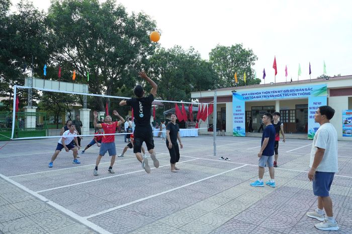 Người dân thôn Yên Mỹ tập luyện bóng chuyền tại không gian nhà văn hóa. Ảnh: Vân Thư