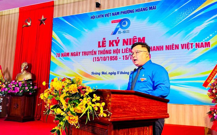 Chủ tịch Hội LHTN Việt Nam phường Hoàng Mai Dương Đức Anh trình bày diễn văn kỷ niệm. Ảnh: Trần Oanh.