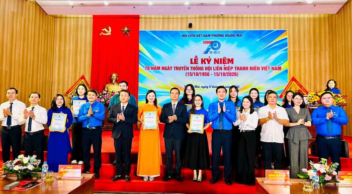 Ban tổ chức trao giải cuộc thi sáng tác và trưng bày mô hình cho các đơn vị. Ảnh: Trần Oanh.