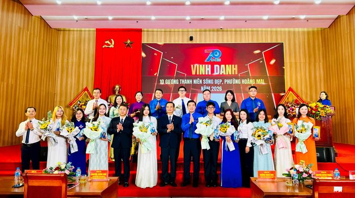 Lãnh đạo Thành đoàn Hà Nội và phường Hoàng Mai vinh danh 10 gương Thanh niên sống đẹp năm 2026. Ảnh: Trần Oanh.