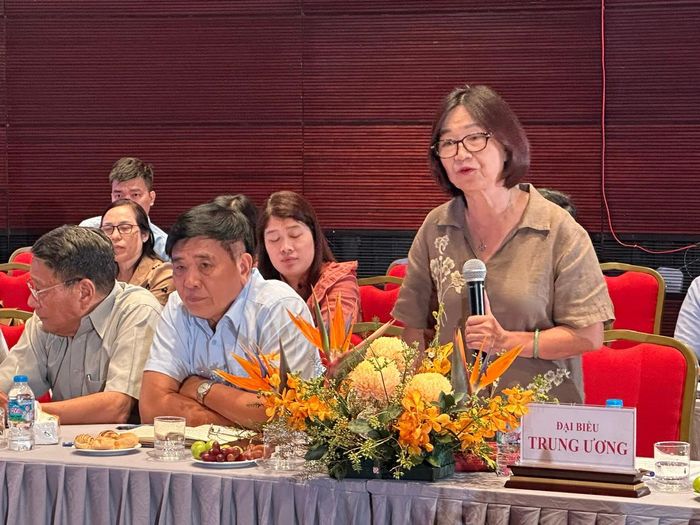 Tiến sĩ Lê Thị Minh Lý, Ủy viên Hội đồng Di sản văn hóa Quốc gia góp ý các nội dung trong hồ sơ. Ảnh: Hoàng Lân