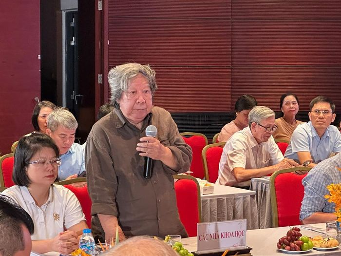 Nhà sử học Lê Văn Lan góp ý việc xây dựng hồ sơ về danh nhân Tô Hiến Thành. Ảnh: Hoàng Lân