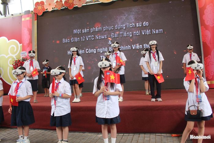 Đông đảo học sinh và các gia đình có con nhỏ cũng dành sự quan tâm cho trải nghiệm. Với nhiều em học sinh, đây là cách tiếp cận lịch sử khác biệt so với những giờ học trên lớp, giúp các sự kiện và nhân vật lịch sử trở nên cụ thể, sinh động hơn.