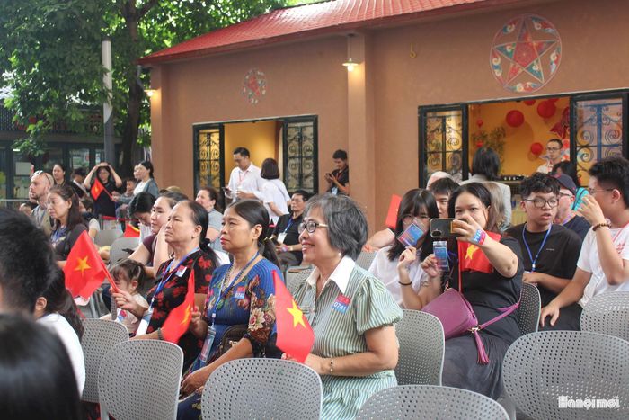 Bà Nguyễn Thị Minh Tâm (sinh năm 1959, phường Giảng Võ) chia sẻ, trải nghiệm mang đến cho bà nhiều cảm xúc đặc biệt. Không gian lịch sử hiện lên sống động, gợi nhắc thời khắc trọng đại của đất nước và những hy sinh của các thế hệ đi trước để giành độc lập, tự do. Với bà, đây không chỉ là một hoạt động ứng dụng công nghệ mới mà còn như một khúc tráng ca khơi dậy tình yêu nước, niềm tự hào dân tộc.