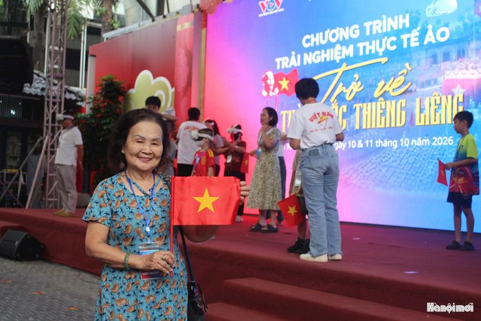 Cùng chung sự hào hứng, bà Đặng Tuyết Mai (phường Cửa Nam) cho biết, đây là lần đầu tiên bà được trải nghiệm một hình thức tìm hiểu lịch sử bằng kính thực tế ảo. Cách thể hiện trực quan khiến sự kiện lịch sử trở nên gần gũi, sinh động.